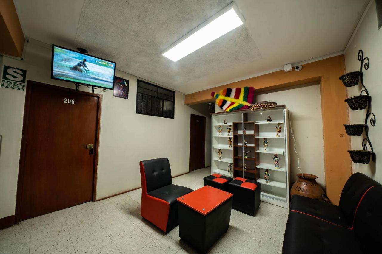Hostal Tarapaca Hotel Huánuco Buitenkant foto