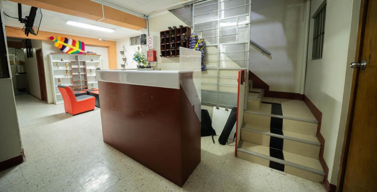 Hostal Tarapaca Hotel Huánuco Buitenkant foto